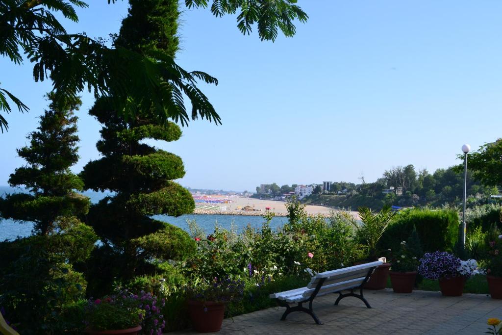 Priveliște spre mare și plajă